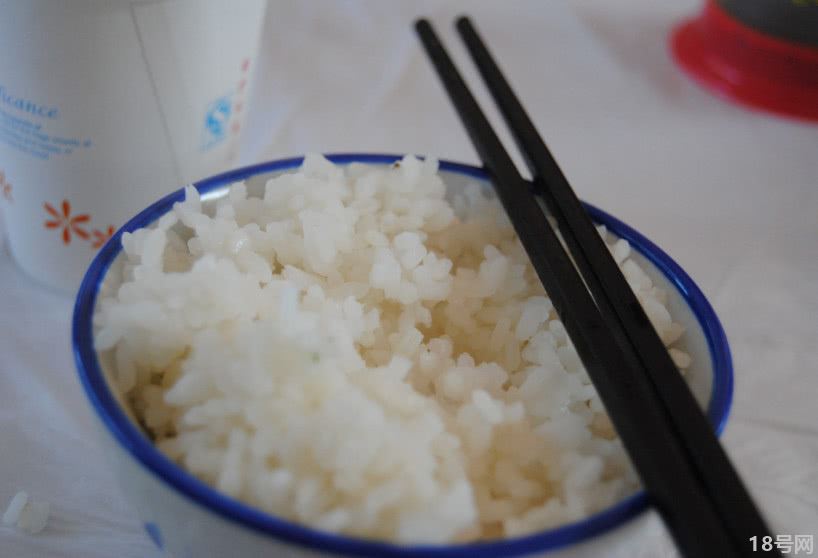 馊米饭怎么用来养花？