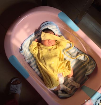 新生儿黄疸高怎么晒太阳？
