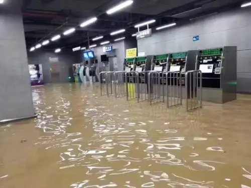 地铁进水后道路交通该如何处理？地铁进水怎么办？