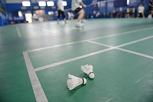 打羽毛球需要掌握哪些技巧？