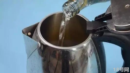 用什么能去除水壶里的水垢？