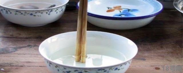 三根筷子放在碗里为什么会站