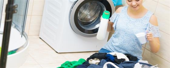 洗衣机纸巾粘在衣服上怎么清理 如何去除洗衣服时粘上的餐巾纸