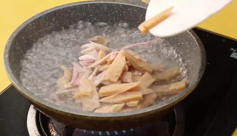 干锅鱿鱼家常做法 香辣干锅鱿鱼的做法