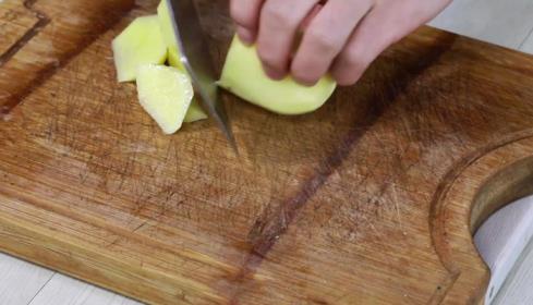 玉米和土豆怎么炖汤 土豆玉米排骨汤的做法