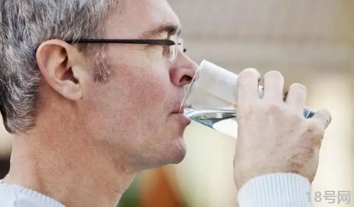 大量喝水一个星期尿酸低了真的假的1