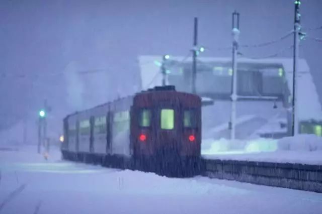 黑龙江火车驶过掀起巨大雪浪