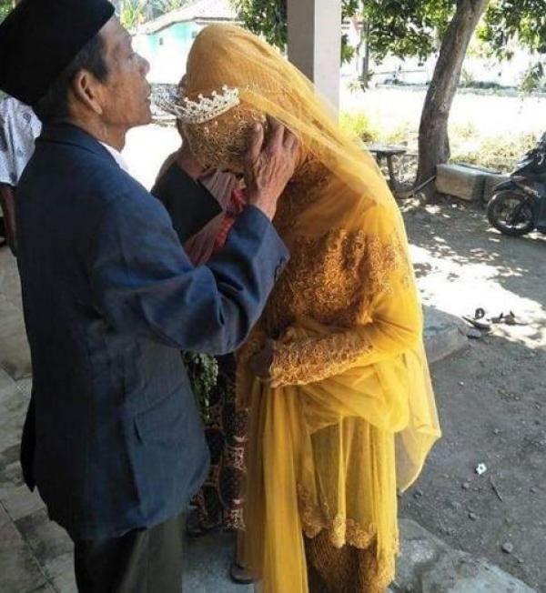 印尼61岁男子自称将迎来第88次结婚，从14岁开始结婚，将近一年结两次婚